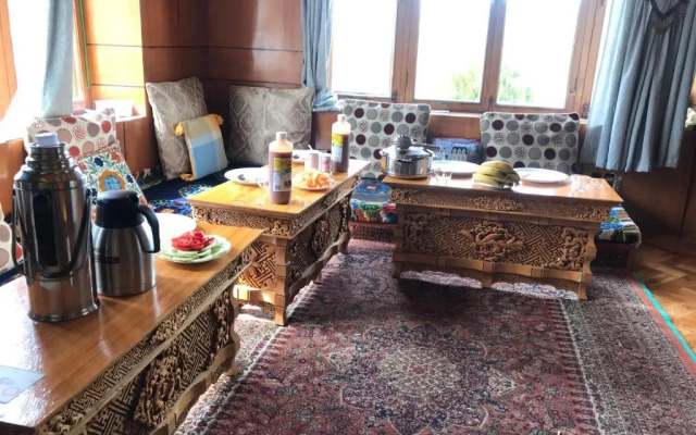 Raku Guest House
