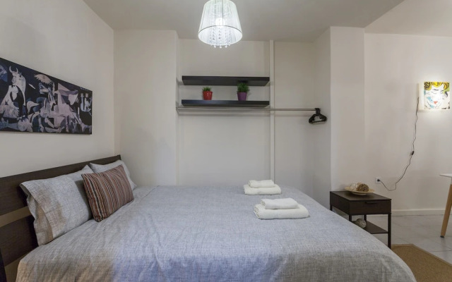 A Gift in the Heart of Monastiraki B