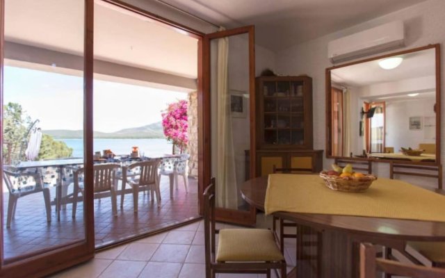 Villa Flavia direttamente sul mare con terrazza incantevole per 6 persone