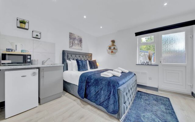Lovely 1-bed Studio in Feltham