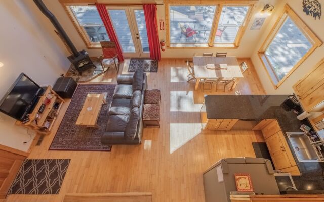 Cascades Adventure Cabin 2 Bedroom Home by NW Comfy Cabins by RedAwning