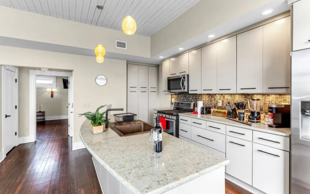 The Elm St Suite - Downtown Condo