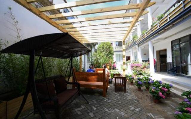 Jue Se Garden Theme Inn