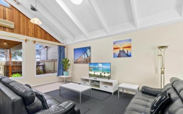 Black Dolphin Waterfront Townhouse - Bay Views