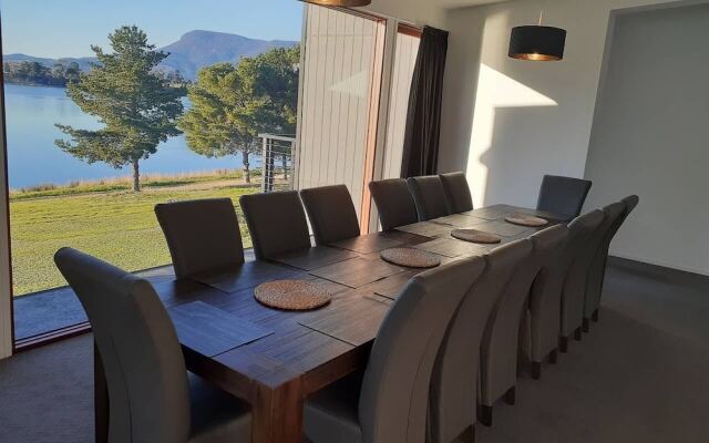 Hobart Waterfront Luxury Retreat