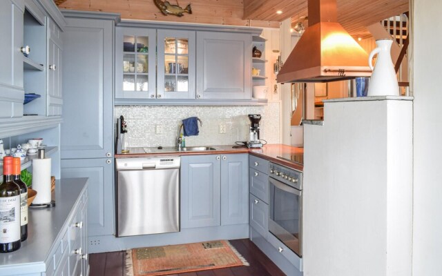 Nice Home in Bekkjarvik With 4 Bedrooms and Wifi
