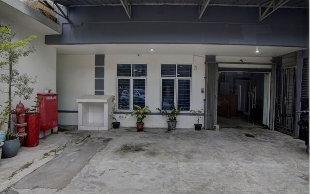 SPOT ON 92822 Finest House Near Amplas Bus Terminal