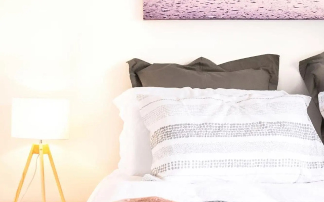 Modern Pet-friendly Mudjimba Townhouse - Only A Minute's Walk To The Beach! – Guest Rooms – Mudjimba