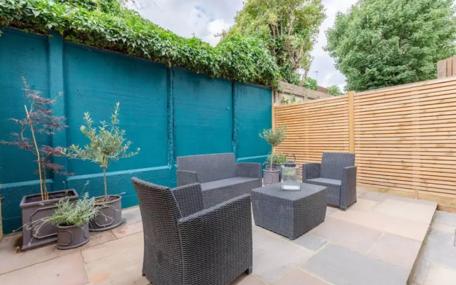 Stylish 1 Bedroom Apartment in Nine Elms With Garden