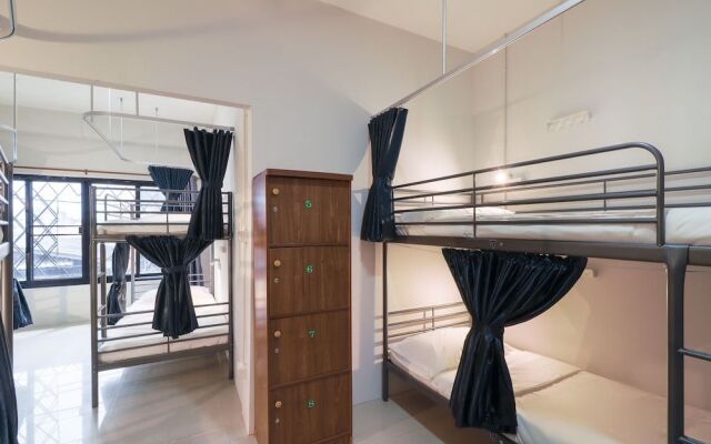 OYO 724 Green Light Cafe and Bed Hostel