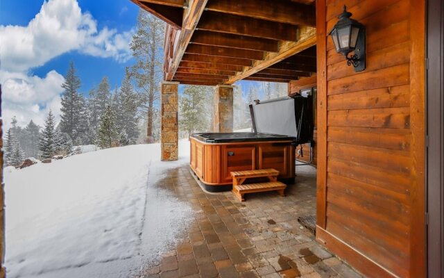 Rounds Retreat 4 Bedroom Home by RedAwning