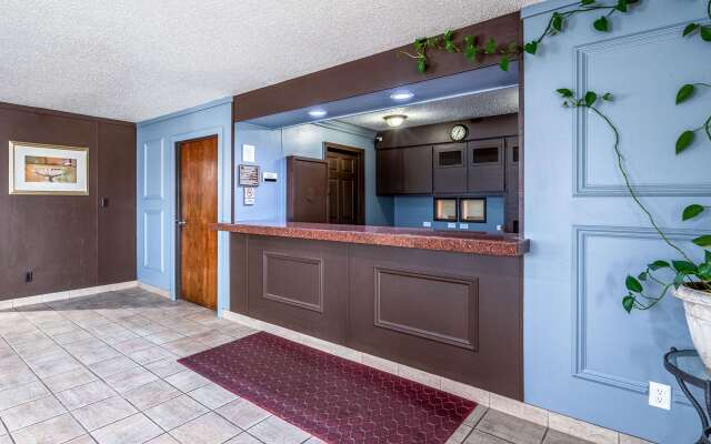 Econo Lodge Inn & Suites Auburn