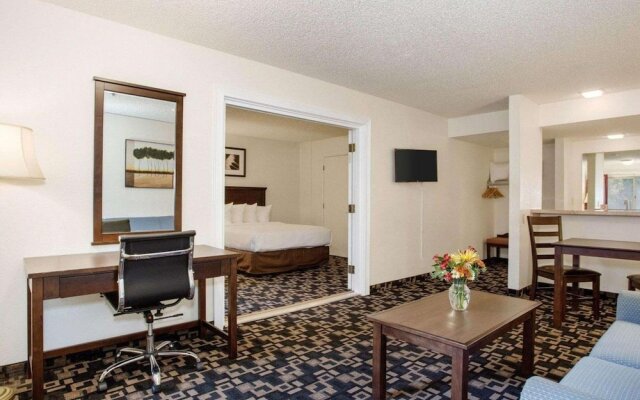 MorningGlory Inn & Suites