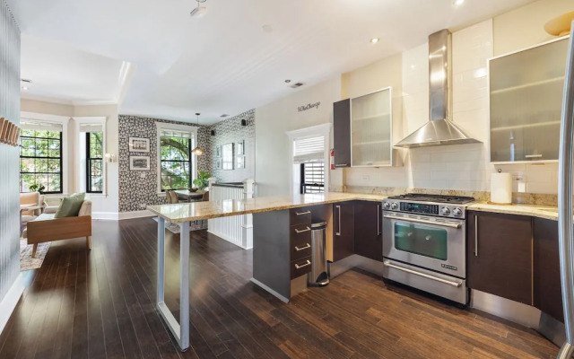 Wrigleyville Suites