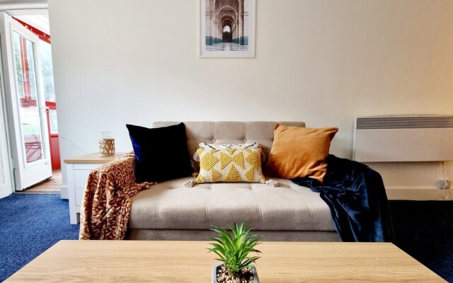 Airy Home with Free Parking in Glasgow