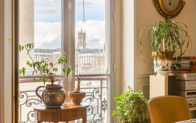 Overlooking the Seine on Ile de la Cite