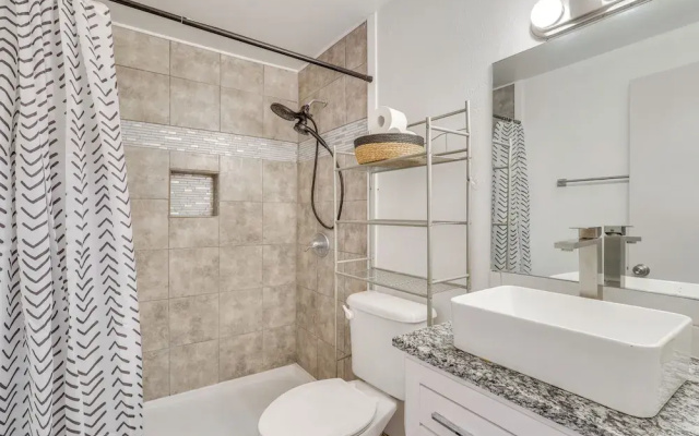 Chic Farmhouse, 3Mi to Lake-pet Friendly & Golfing