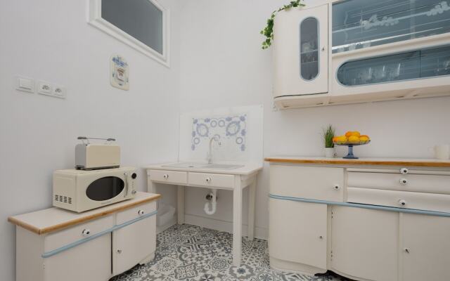 1930's Inspired Apartment by Renters