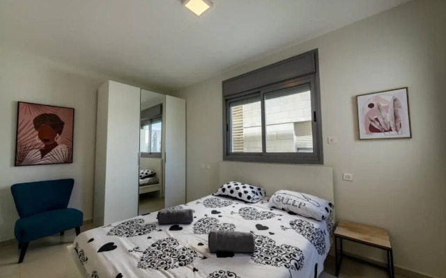 Pool side luxury suite at Royal Park-New Listing