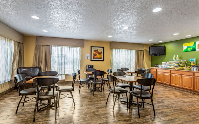 Quality Inn & Suites Farmington