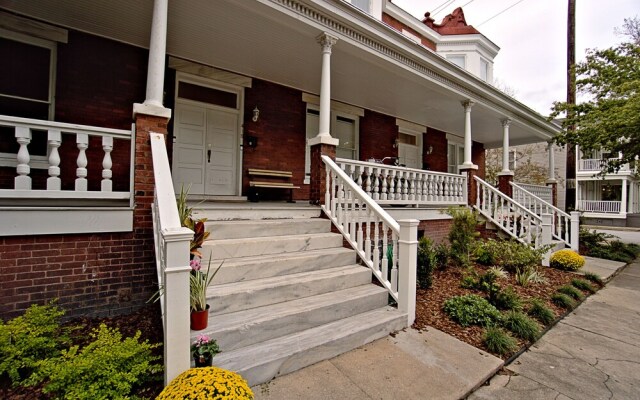 Elegant Brick 2 BR in downtown Savannah