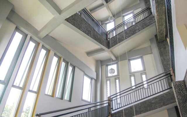 Airy Cihaurgeulis Surapati 235 Bandung