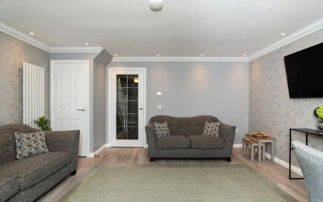 3 Bedroom House-private Parking