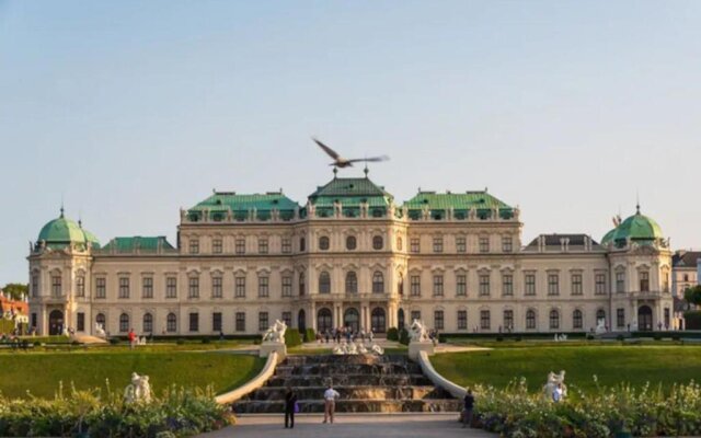 Central 75m² Apartment at Belvedere Palace