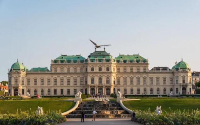 Central 75m² Apartment at Belvedere Palace