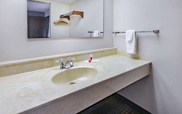 Days Inn & Suites by Wyndham St. Ignace Lakefront