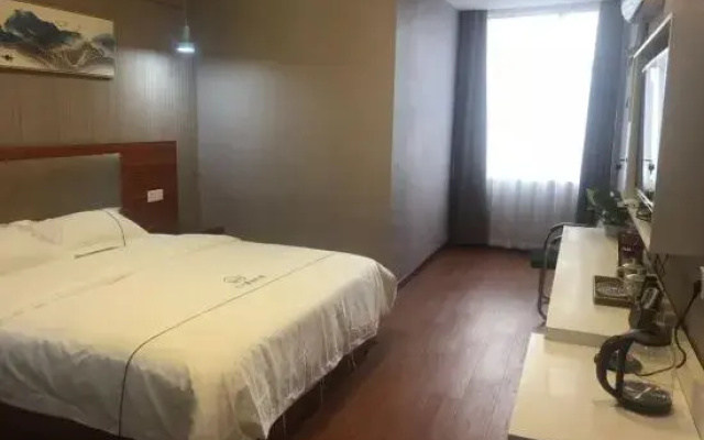 Fengxin Tiantian Holiday Hotel