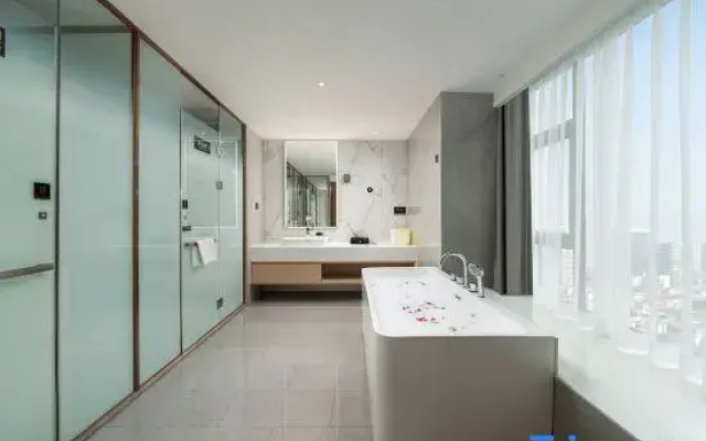 Vienna International Hotel (Guigang Guest World Plaza Gangnan Center)