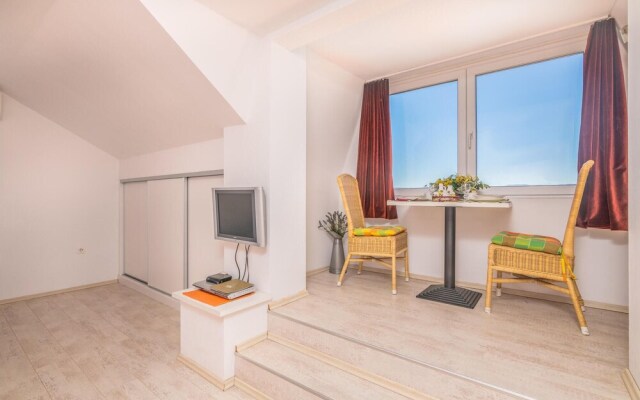 Beautiful Apartment in Vantacici With Wifi