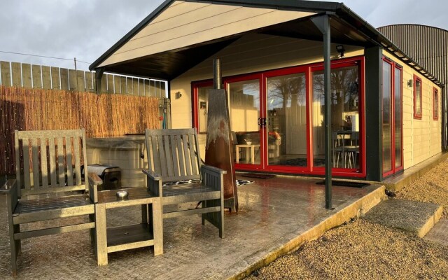 Deerfin Rentals. Private Chalet with Hot Tub