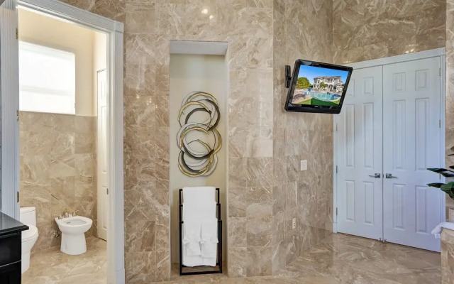 Lavish 8 Br Estate with Pool & Courts