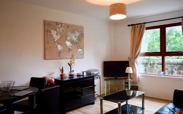Spacious 2 Bedroom Ground Floor Flat in Leith