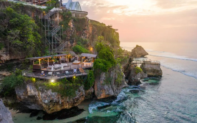 Ulu Cliffhouse