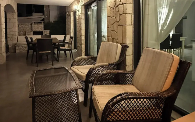 Villa-sleeps 9-parking-pool-bbq-hot Tub-pets
