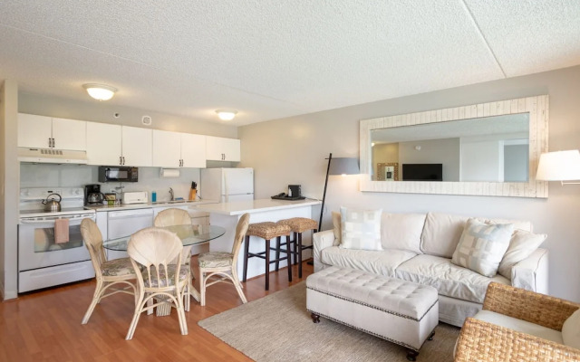 Waikiki Banyan - Pool Deck Level Tower 1 Suite 610