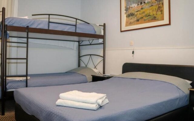 Zorbas Hotel - Hostel