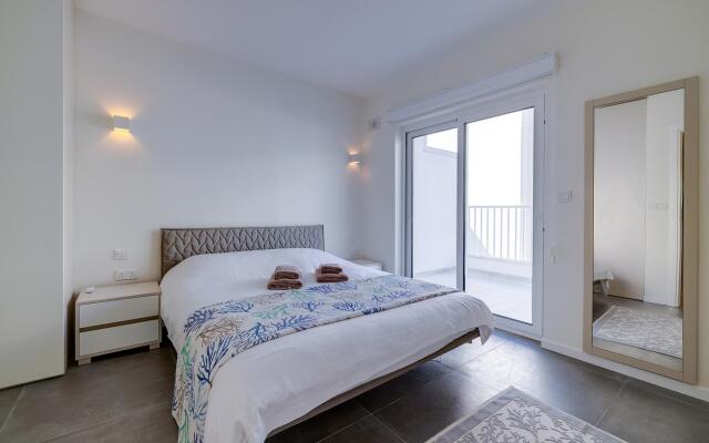 Stunning 3BR Apartment With Marina Views
