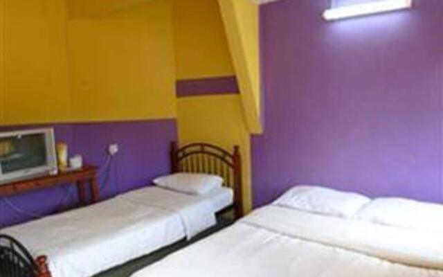 OYO 44029 Tudor Home Inn