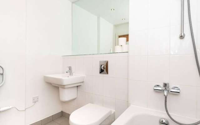 Light and Bright 1BR Apartment Close to Station