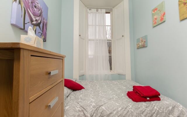 Spacious, Bright 5-br Flat for 10 in Edinburgh