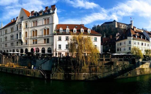 Ljubljana Riverbank Apartment in City Centre!