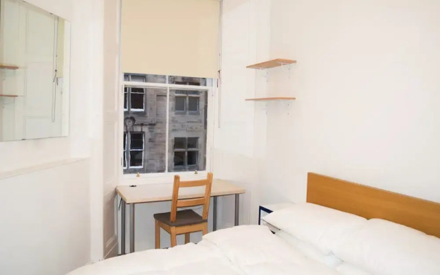 Spacious 3 Bedroom Flat in Marchmont