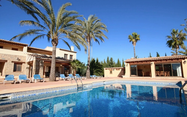 Private 4-bedroom Villa w/ Pool, Summer Kitchen & Expansive Living Space