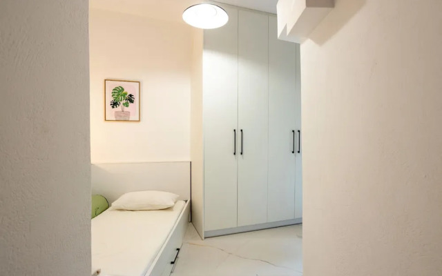 Renovated 2-bedroom Apt Near the Athenian Coast