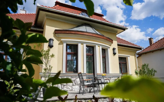 Varkert Deluxe Apartmanhaz