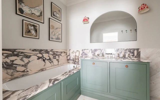 Ladbroke Gardens VII by Onefinestay